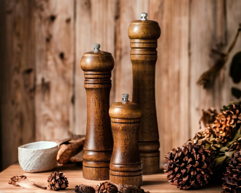 Pfeffermühle aus Massivholz, handgefertigte Gewürzmühle aus Holz für das Kochen in der Küche Bild 1