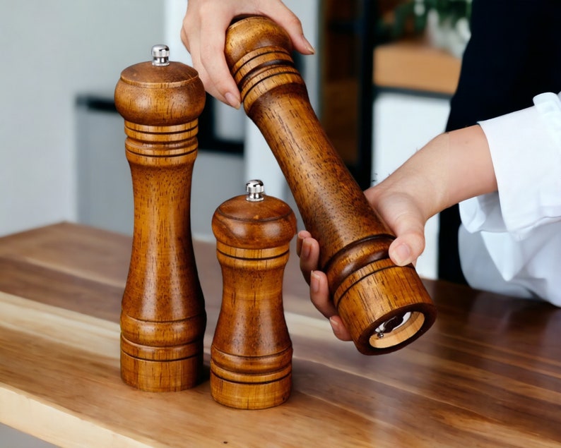 Pfeffermühle aus Massivholz, handgefertigte Gewürzmühle aus Holz für das Kochen in der Küche Bild 2