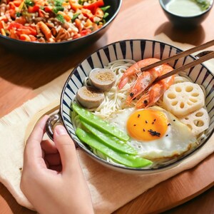 7.5-inch Japanese Ceramic Noodle Bowl with Handle Soup, Salad, Pasta Bowl for Kitchen, Microwave & Oven Safe Tableware zdjęcie 2