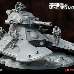 Puede incluir: Un modelo gris, detallado, impreso en 3D de un tanque futurista con un cañón grande y varias figuras en la parte superior. El tanque está etiquetado como "PK-188 Droid Battalion Armored Mountain Tank".