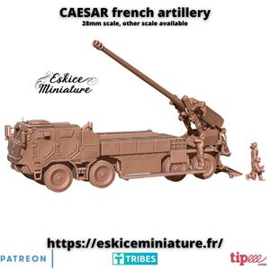Peut inclure: Modèle en plastique brun d'une pièce d'artillerie française CAESAR, un obusier automoteur, sur un châssis de camion. Le modèle est à l'échelle 28 mm et est disponible dans d'autres échelles. Le modèle est fabriqué par Eskice Miniature.