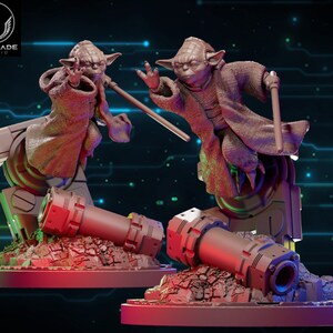 Peut inclure: Deux figurines de Yoda en position de combat, chacune debout sur une base circulaire avec un objet cylindrique. Les bases sont entourées d'un terrain rocheux gris et brun. Les figurines sont peintes en brun clair.