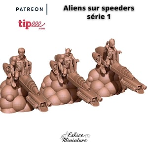 Könnte beinhalten: Drei braune Alienfiguren auf Speedern, jede mit einem einzigartigen Design, sind abgebildet. Die Speeder sind auf einer wolkenartigen Basis montiert. Der Text "Aliens sur speeders série 1" ist oben sichtbar.