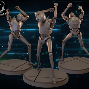 Pode incluir: Uma figura de robô cinzenta articulada com os braços levantados, em pé sobre uma base circular. O robô tem uma forma humanoide com uma cabeça redonda e um torso detalhado.