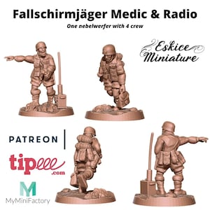Könnte beinhalten: Vier 3D-gedruckte Miniaturfiguren von deutschen Fallschirmjäger-Soldaten, einer mit einem Funkgerät, einer mit einer Medizintasche und zwei mit Rucksäcken. Die Figuren sind in brauner Farbe bemalt und stehen auf einem Sockel. Der Text "Eskice Miniature" ist im Hintergrund sichtbar.