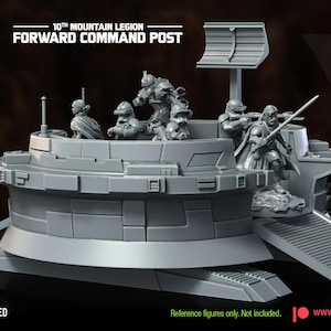 Peut inclure: Modèle d'avant-poste de commandement futuriste imprimé en 3D gris avec une rampe et une plate-forme surélevée. Le modèle est conçu pour les jeux de table et comprend le texte "10th Mountain Legion Forward Command Post".