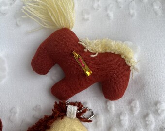 ハンドメイド刺繍馬ピン - カラフルな花柄ポニーぬいぐるみ - フェルト