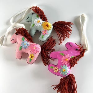Handmade Embroidered Horse Ornament – Colorful Floral Pony Plush – Felt Horse Decor – Boho Nursery Gift – Stuffed Animal Keychain