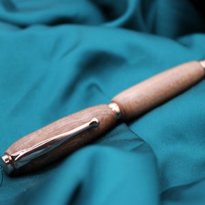 Penna in legno di mogano africano fatta a mano con metallo oro rosa
