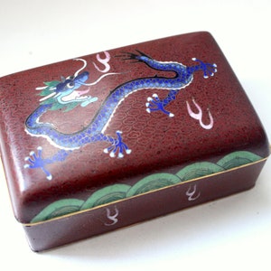 Caixa de bugigangas cloisonné esmaltada com dragão chinês do início do século XX, fundo vermelho borgonha e dragão azul