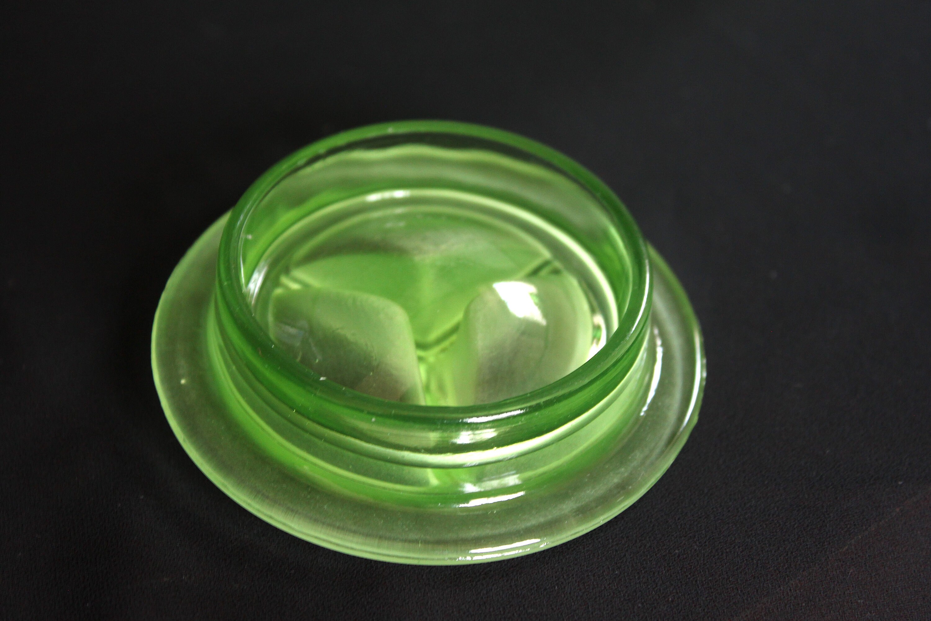 1930s USA Frigidaire Iced Tea Server Pitcher Jug Frosted Green Uramium