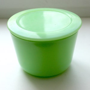 1930s McKee green jade jadeite uranium glass canister jar with original lid wonderful condition