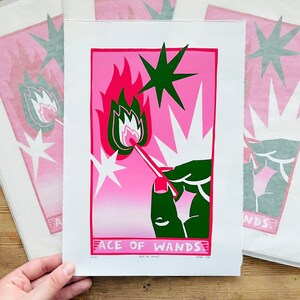 As de Bâtons | Carte de Tarot en linogravure | Main avec allumette | Format portrait A4 | Art du nouveau départ | Rose Rouge Vert | Édition limitée