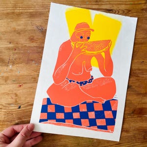 Könnte beinhalten: Eine Illustration einer Person mit Hut und Sonnenbrille, die auf einer blau-roten karierten Fläche sitzt und Wassermelone isst. Die Illustration ist in Rot und Orange gehalten.