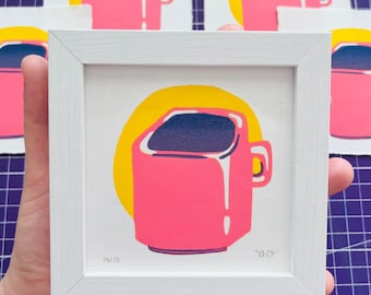 Rosa kaffemugg | Retro linoleumsnitt | Handgjord 10 x 10 cm | Neonpastellkonst
