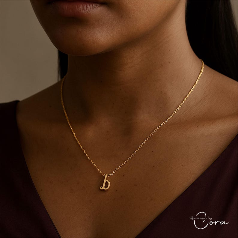 Anpassat halsband med små initialer, halsband med en kursiv bokstav, halsband med små initialer i guld, halsband med silvernamn, elegant halsband med present bild 5