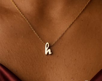 Collar personalizado con inicial en minúscula, collar con letra cursiva, collar dorado con inicial pequeña, collar con nombre en plata, collar delicado para regalar.