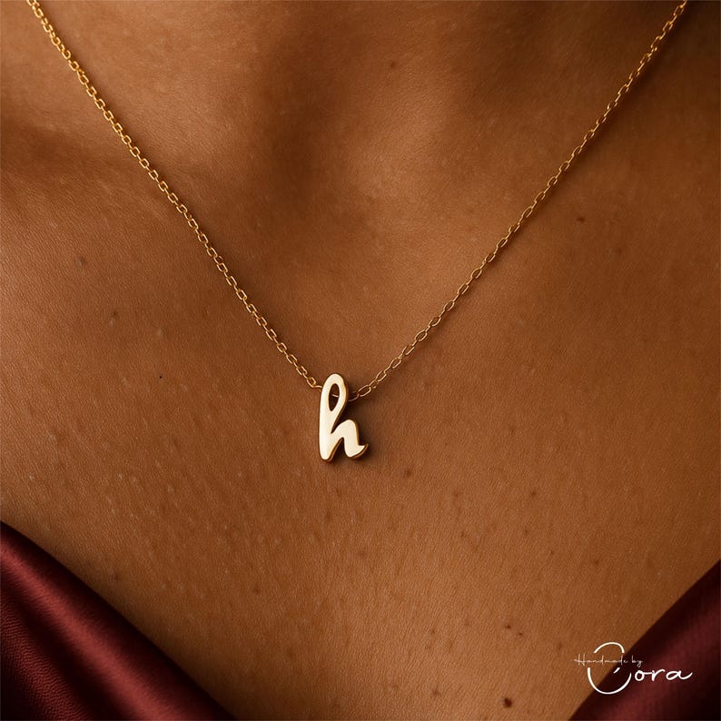 Anpassat halsband med små initialer, halsband med en kursiv bokstav, halsband med små initialer i guld, halsband med silvernamn, elegant halsband med present bild 1