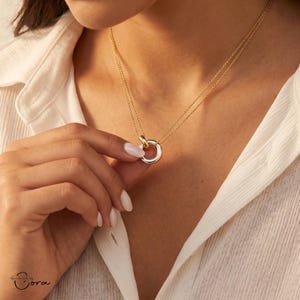 Collar circular de oro de 14k, colgante entrelazado de dos colores, joyería circular de colores mixtos, collar de capas para mamá, collar minimalista