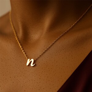 Anpassat halsband med små initialer, halsband med en kursiv bokstav, halsband med små initialer i guld, halsband med silvernamn, elegant halsband med present bild 4