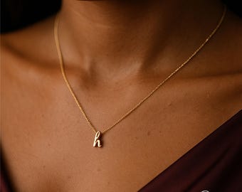 Collar delicado con inicial en minúscula, dorado y plateado, con monograma pequeño y letra minúscula, personalizado.