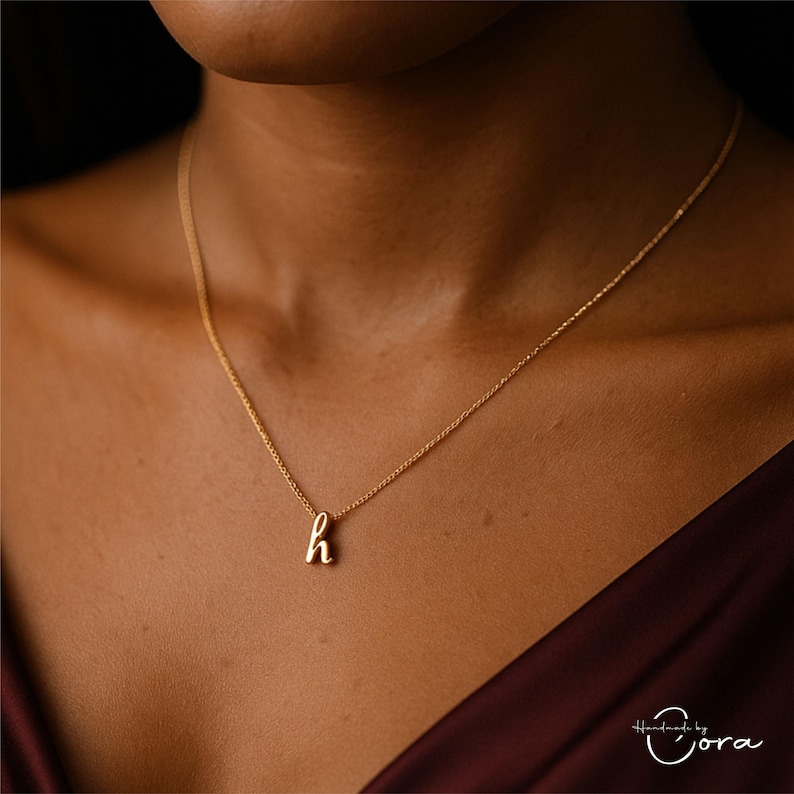 Anpassat halsband med små initialer, halsband med en kursiv bokstav, halsband med små initialer i guld, halsband med silvernamn, elegant halsband med present bild 3