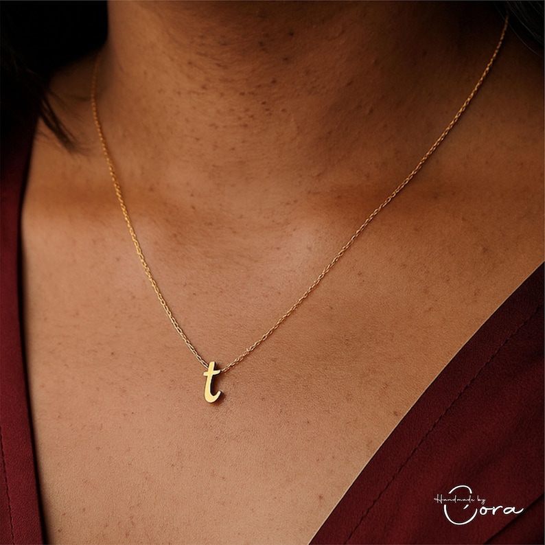 Anpassat halsband med små initialer, halsband med en kursiv bokstav, halsband med små initialer i guld, halsband med silvernamn, elegant halsband med present bild 2