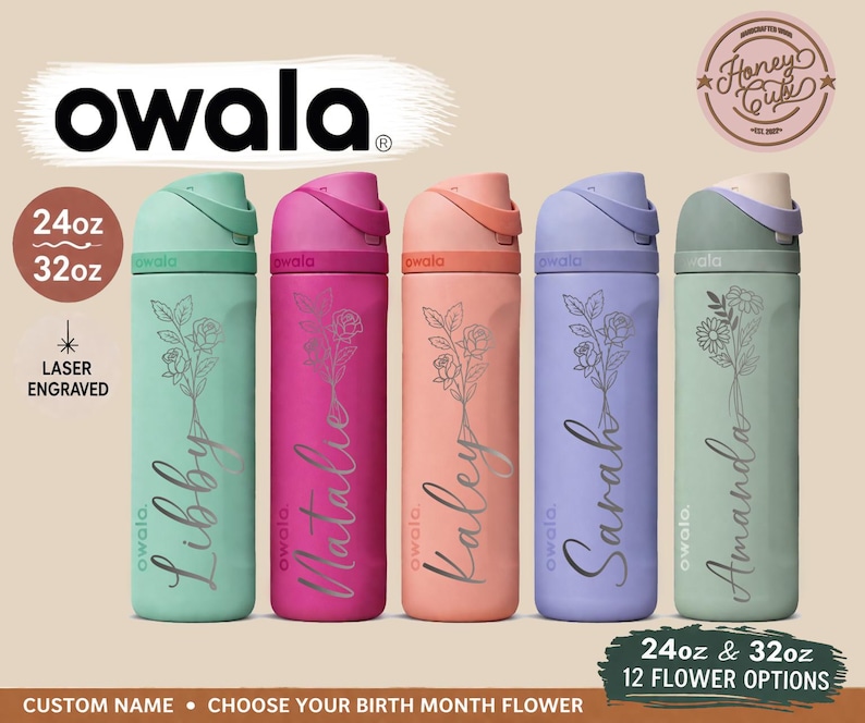 Puede incluir: Cinco botellas de agua Owala de colores pastel, cada una con un tono diferente, con dise&ntilde;os florales grabados con l&aacute;ser y nombres personalizados. Las botellas est&aacute;n disponibles en tama&ntilde;os de 710 ml y 946 ml, con 12 opciones de flores.