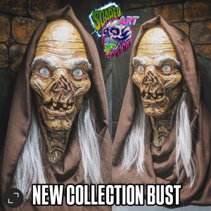 Peut inclure: Deux bustes sculptés réalistes et détaillés d'une créature au visage pâle et ridé, aux longs cheveux blancs et à un large sourire aux dents. Les bustes portent des robes à capuche brunes. Le texte "NEW COLLECTION BUST" est en bas de l'image.