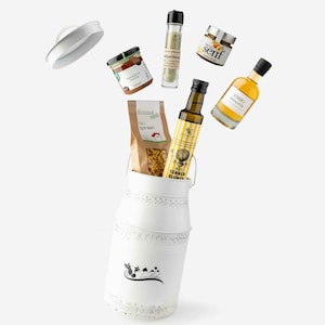 Austriackie pudełko upominkowe „Alpenglück-Premium” w dzbanku na mleko | Kosz prezentowy z 6 austriackimi produktami | Kosz upominkowy | delikatesy