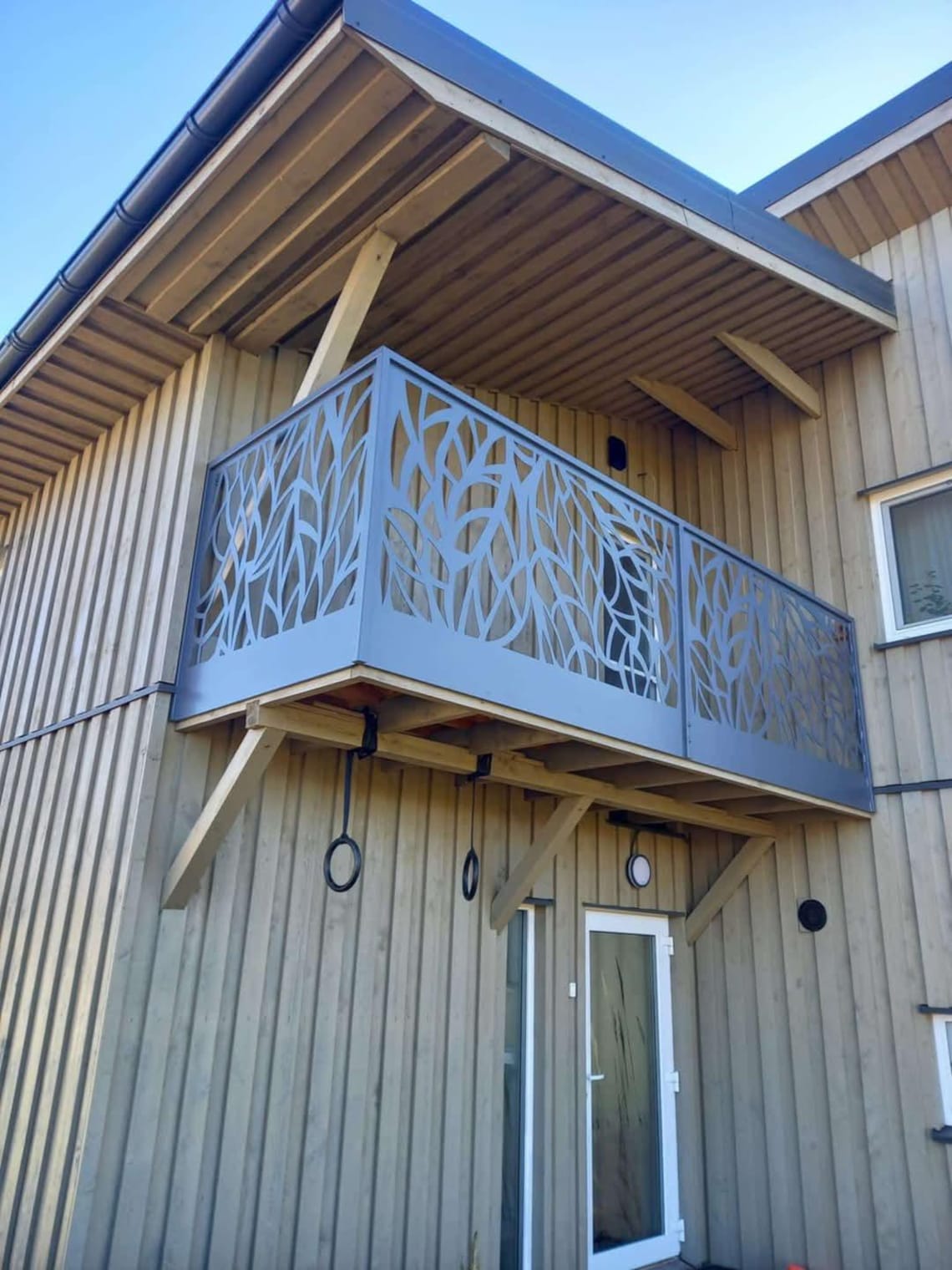 Laser-cut Metal Railing for Indoor and Outdoor Use – Modern Design ...