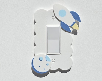 Cubierta de interruptor de luz de nube blanca, diseño personalizado de un solo balancín, con diseño de cohete azul pastel, luna, placa de repuesto para interruptor, regalo para baby shower