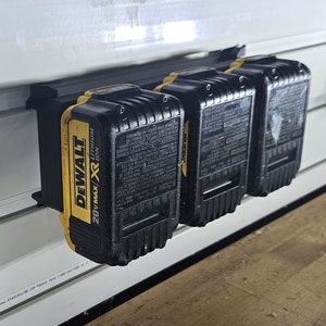 Puede incluir: Un letrero de madera rústico con el texto "Welcome to our home" en un estilo manuscrito. El letrero presenta un acabado envejecido y un diseño simple y acogedor, ideal para un porche o entrada.