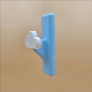 Könnte beinhalten: Ein hellblauer Wandhaken mit einem weißen, wolkenförmigen Haken. Der Haken ist so gestaltet, dass er wie ein Baum mit einer Wolke oben aussieht.