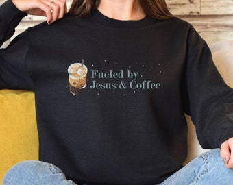 Felpa Alimentata da Gesù e caffè, Regali cristiani, T-shirt grafica per caffè con maglietta a tema religioso, Camicia per amante del caffè, Regalo per lei