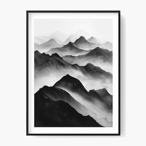 Può includere: Stampa incorniciata in bianco e nero di una catena montuosa avvolta nella nebbia. L'opera presenta strati di picchi, creando un senso di profondità e tranquillità. La tavolozza monocromatica esalta il paesaggio.
