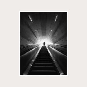 Fotografia artistica di una scala mobile in silhouette: opera d'arte in bianco e nero da appendere al muro (download digitale)