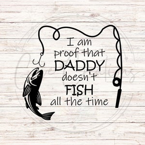 Puede incluir: Diseño gráfico en blanco y negro con una caña de pescar y un pez. El texto dice "Soy la prueba de que papá no pesca todo el tiempo."