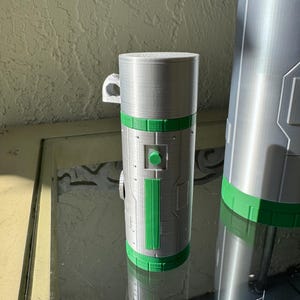 Pode incluir: Um conjunto de três canecas de cerâmica com acabamento fosco e salpicado. As canecas são em tons de creme, cinza claro e cinza escuro. Cada caneca tem um design simples e minimalista.