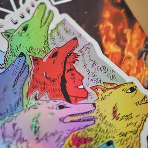 Peut inclure: Un autocollant repr&eacute;sentant une meute de loups stylis&eacute;s de diff&eacute;rentes couleurs, dont le vert, le rouge, le jaune et le violet. L'autocollant a un effet holographique et le mot "Lupus" est visible. L'arri&egrave;re-plan comprend des flammes et du texte.