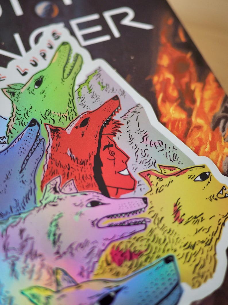 Peut inclure: Un autocollant repr&eacute;sentant une meute de loups stylis&eacute;s de diff&eacute;rentes couleurs, dont le vert, le rouge, le jaune et le violet. L'autocollant a un effet holographique et le mot "Lupus" est visible. L'arri&egrave;re-plan comprend des flammes et du texte.