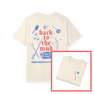 以下が含まれることがあります： クリーム色のTシャツが2枚。1枚のTシャツの後ろには、「back to the mud」という文字が入った青と赤のグラフィックが描かれています。もう1枚のTシャツの前には、赤と青の剣のグラフィックが描かれています。