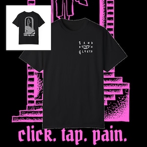 Puede incluir: Camiseta negra con un gráfico blanco de un ojo sonriente con el texto "SAND DOWN GLORKA" y la frase "click. tap. pain." impresa debajo del gráfico.