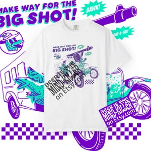 Könnte beinhalten: Weißes T-Shirt mit einem Cartoon-Auto-Motiv und dem Text "MAKE WAY FOR THE BIG SHOT!" und "BEER IS THE MIND-KILLER on Etsy.com" in Lila und Türkis. Das Design beinhaltet eine Ente mit Hut und einen Dinosaurier.