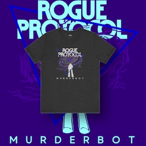 Op de afbeelding: Een donker grijs t-shirt met een grafische print van een witte figuur die in een paarse en blauwe werveling staat. De tekst "Rogue Protocol" is gedrukt in een witte driehoek boven de figuur en de tekst "Murderbot" is gedrukt onder de figuur.