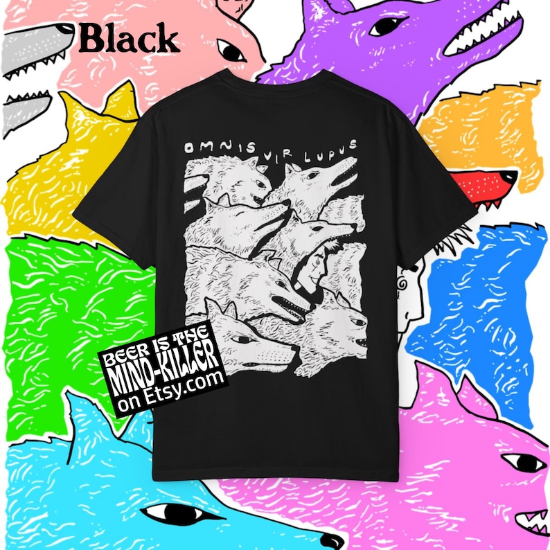 K&ouml;nnte beinhalten: Schwarzes T-Shirt mit einem Wolf-Motiv und dem Text "OMNIS VIR LUPUS". Das Shirt ist von bunten Wolfsillustrationen umgeben. Der Text "BEER IS THE MIND-KILLER on Etsy.com" ist ebenfalls sichtbar.