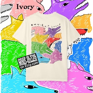 K&ouml;nnte beinhalten: Elfenbeinfarbenes T-Shirt mit einem farbenfrohen Wolfsrudel-Design. Auf der R&uuml;ckseite des Shirts steht "OMNIS VIR LUPUS", w&auml;hrend auf der Vorderseite "BEER IS THE MIND-KILLER on Etsy.com" steht. Die W&ouml;lfe sind in verschiedenen Farben dargestellt.