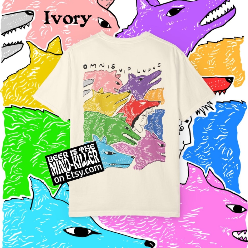 K&ouml;nnte beinhalten: Elfenbeinfarbenes T-Shirt mit einem farbenfrohen Wolfsrudel-Design. Auf der R&uuml;ckseite des Shirts steht "OMNIS VIR LUPUS", w&auml;hrend auf der Vorderseite "BEER IS THE MIND-KILLER on Etsy.com" steht. Die W&ouml;lfe sind in verschiedenen Farben dargestellt.