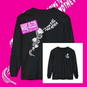 Op de afbeelding: Zwart shirt met lange mouwen met witte grafische tekst en illustraties. De achterkant van het shirt heeft de tekst "I'm going to kill your mother" en een reeks gestileerde gezichten. Een kleinere afbeelding van het shirt staat rechtsonder.