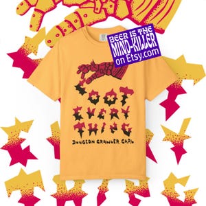 Puede incluir: Una camiseta naranja de manga corta con un gráfico de una mano robótica roja que desciende. El texto "LOOT EVERYTHING" aparece en una fuente negra dentada, con "DUNGEON CRAWLER CARL" debajo. Una etiqueta morada muestra "BEER IS THE MIND-KILLER on Etsy.com".